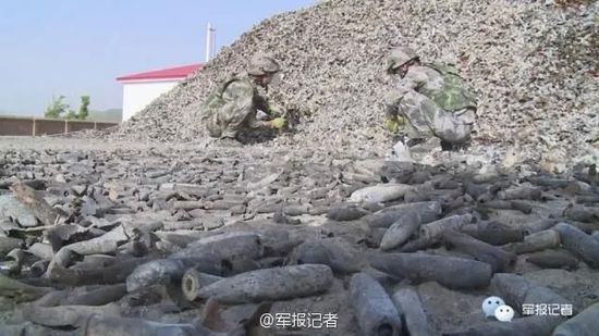 士兵蹲在“炮弹山”上