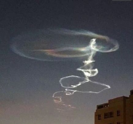 在新疆伊犁天空中出现不明发光炫丽云团。