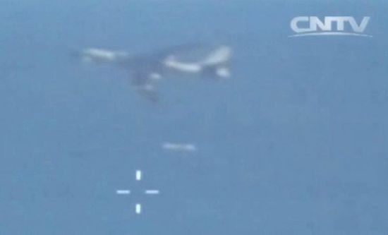 轰-6K在2日参加空军海军联合演习。此外,从公布的演习画面中还能够清楚地看到演习中轰-6K发射巡航导弹的场景。