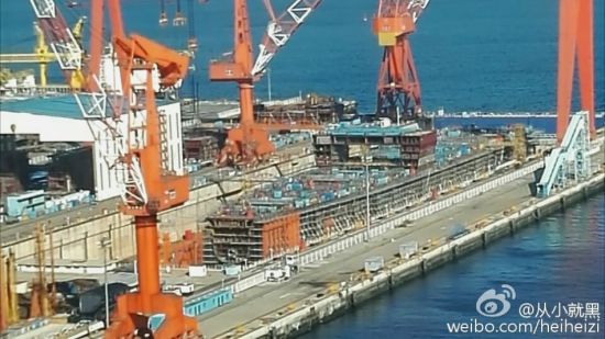 众所周知我国大连造船厂正在建造一艘吨位达数万吨的大型船只,这一船只被网络军迷普遍认为是第一条国产大型航母,因此它的工程进度一直以来都是国内外媒体关注的焦点。近日有网友在微博上上传了一张疑似001A型国产航母施工现场的图片,从该图可以看到,这一在建的船舶水下主