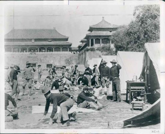 资料图:八国联军澳大利亚军兵在北京紫禁城午门前露营