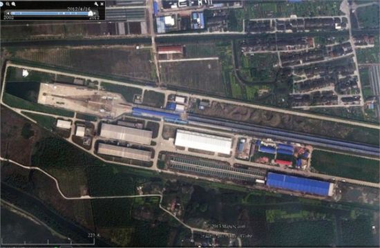 位于中国东部某大城市附近的中国航母装备陆上实验设施