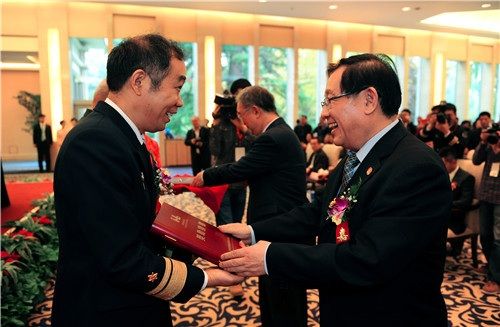 11月4日,何梁何利基金2015年度颁奖大会在北京钓鱼台国宾馆举行,全国政协副主席、科技部部长万钢为马伟明院士颁奖。