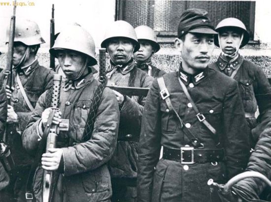 资料图:日军军官带领的汪伪军队士兵
