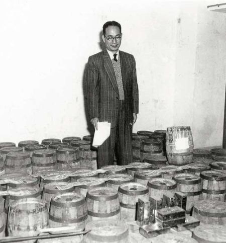 1950年12月17日,台北台湾银行金库的藏金。圆桶外的封条上有“金圆券准备金”的字样,这是国民党政府国库黄金运台的最有力证据。(资料图)