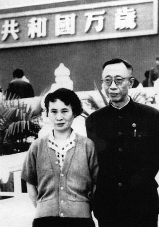 资料图:溥仪与最后一任妻子李淑贤在天安门