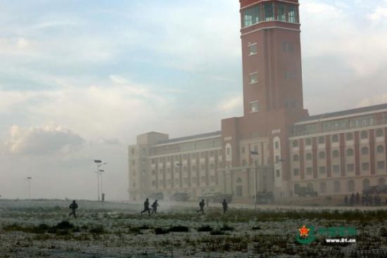 “跨越-2015·朱日和C”演习中出现的红色5层建筑物,外形结构与台湾地区所谓“总统府”高度相似