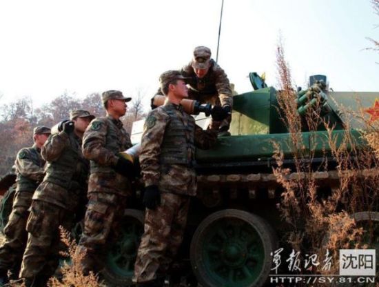 资料图:坦克兵们装填穿甲弹。
