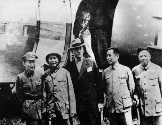 资料图:周恩来与毛泽东乘机抵达重庆