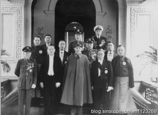 资料图:蒋介石(中)在南京总统府