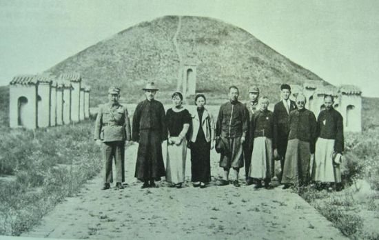 资料图:西安事变前,蒋介石(左二)、宋美龄(左三)、张学良(左五)、杨虎城(左六)等合影