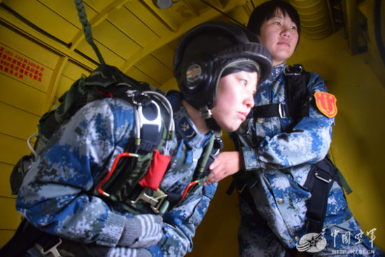 在女投放员的引导下,一名名空降女子侦察引导队员跳出机舱。
