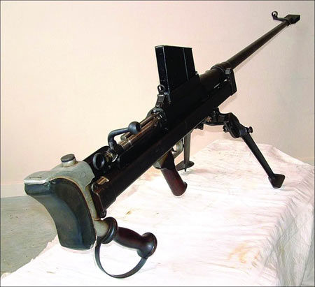 专门用来对付日军战车的英制BOYS ANTI-TANK RIFLE战车防御枪。