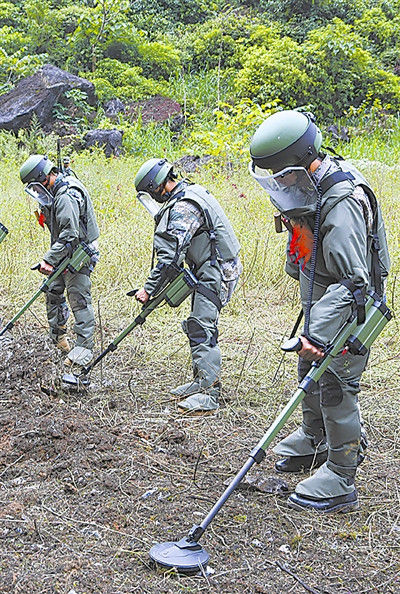 扫雷官兵探测地雷