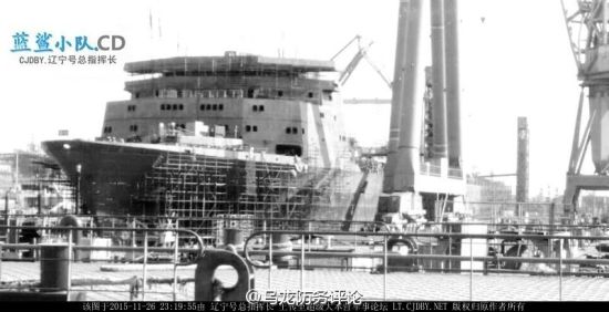 有网友拍到在建的901型大型综合补给舰首舰最新照片,舰桥造型和以前的903/903A型大相径庭,901型据信是国产航母战斗群的重要配套工程,排水量达到4万吨以上,是为航母准备的“大奶妈”,但动力是否采用燃气轮机尚不而知。(图:超级大本营)