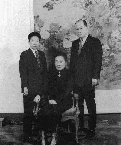资料图:孔令俊(左)与宋美龄(中)