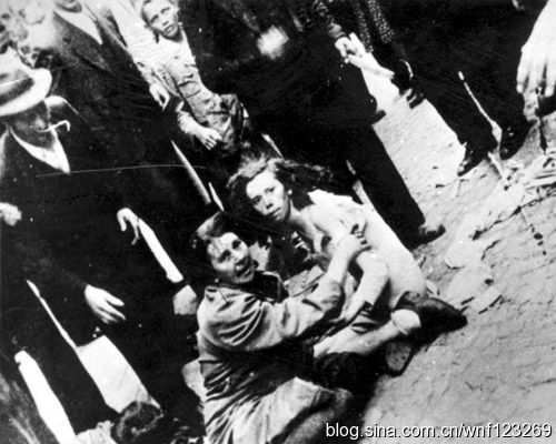 资料图:被当街扒衣侮辱的犹太女性