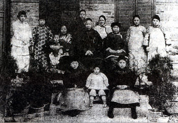 康有为全家福照片,1921年摄于上海。中排右起:五夫人廖定征,四夫人市冈鹤子、元配张云珠、康有为、二夫人梁随觉、六夫人张光、女儿同环;前排右起:同令、同籛;后排右起:女儿同复、女婿潘其璇。