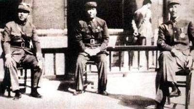 蒋介石(右一)到西安督战,张学良、杨虎城与其合影