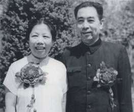 资料图:周恩来与邓颖超