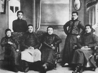 资料图:周恩来在南开学校时积极参加戏剧活动。这是他和学校新剧团主要演员合影。后立者为周恩来