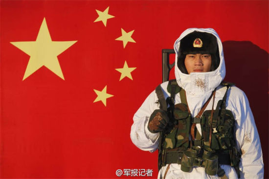 2014年12月31日,地处北纬50度边境线的“黑河好八连”哨兵冒着零下28度严寒坚守在中俄边境线哨位上,担负战备执勤任务,为祖国母亲站好2014年度最后一班岗,喜迎2015年的。 2014年12月31日,地处北纬50度边境线的“黑河好八连”哨兵冒着零下28度严寒坚守在中俄边境线哨位上,担负战备执勤任务,为祖国母亲站好2014年度最后一班岗,喜迎2015年的。