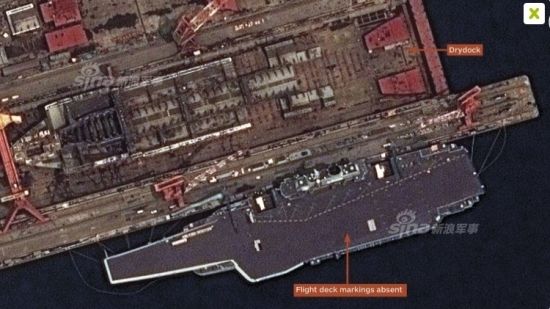 美国“数字地球”商业卫星日前公布了今年7月份在大连船厂上空拍到的,中国海军航母辽宁舰维护照片。图中辽宁舰停在码头正在进行甲板重新划线工作。辽宁舰于今年4月份回到位于大连的船厂进行中期维护。9月份,辽宁舰完成维护工作离开大连港返回母港。 资料图:美国“数字地球”商业卫星日前公布了今年7月份在大连船厂上空拍到的,中国海军航母辽宁舰维护照片。图中辽宁舰停在码头正在进行甲板重新划线工作。辽宁舰于今年4月份回到位于大连的船厂进行中期维护。9月份,辽宁舰完成维护工作离开大连港返回母港。
