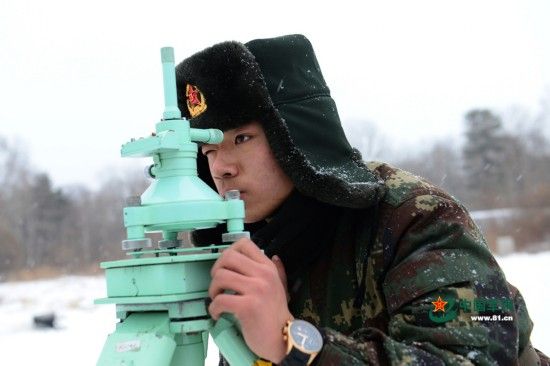 我们从士兵携带的手表中看出了端倪。手表显示该导弹旅进行演练的时间大约为下午3点。那么这个时间段吉林有哪些地方在下雪?笔者查询到12月29日该时段只有白城市有降雪预警。 资料图:二炮东风21导弹部队开进林海雪原练实弹发射(图)