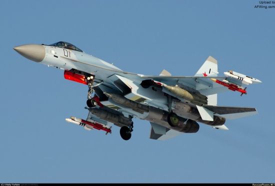 苏-35S强横的挂载能力,图中挂载了三发KAB1500飞行 资料图:苏-35S强横的挂载能力,图中挂载了三发KAB1500飞行