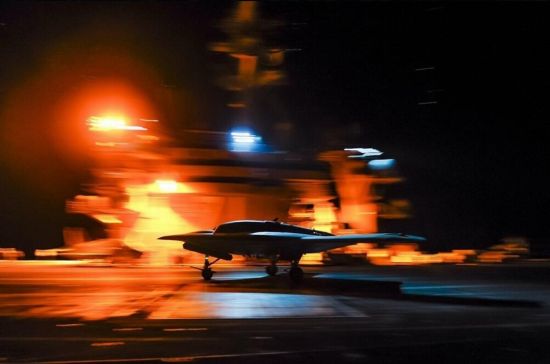 近日,美国研制的下一代航母舰载无人战斗机X-47B频繁亮相,还与F/A-18“超级大黄蜂”战斗机进行了协同作战测试。随后,美军再次公布了X-47B无人机在航母上夜间测试的画面,夜色笼罩下造型奇特的X-47B无人机出现在航母飞行甲板上更显科幻。 资料图:近日,美国研制的下一代航母舰载无人战斗机X-47B频繁亮相,还与F/A-18“超级大黄蜂”战斗机进行了协同作战测试。随后,美军再次公布了X-47B无人机在航母上夜间测试的画面,夜色笼罩下造型奇特的X-47B无人机出现在航母飞行甲板上更显科幻。
