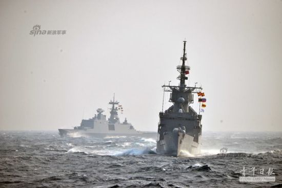 据台湾《联合报》报道,台湾海军今年元旦举办战备巡弋,欲以此迎接2015年第一缕阳光,可惜海面云层太厚,未能如愿。 资料图:据台湾《联合报》报道,台湾海军今年元旦举办战备巡弋,欲以此迎接2015年第一缕阳光,可惜海面云层太厚,未能如愿。而在未来台海作战中,台湾海军也是比较难缠的敌手之一。