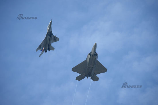 6月8日,6架从夏威夷出发的F-22战斗机抵达马来西亚槟城空军基地,参加在这里举行联合演习。演习中,F-22A将与苏-30MKM、米格-29N战机进行对战。同时,美国空军大批F-15C战机也抵达马来西亚。 资料图:6月8日,6架从夏威夷出发的F-22战斗机抵达马来西亚槟城空军基地,参加在这里举行联合演习。演习中,F-22A将与苏-30MKM、米格-29N战机进行对战。同时,美国空军大批F-15C战机也抵达马来西亚。
