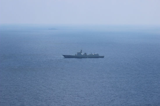 2014年5月5日,中国海军一艘054A级新型护卫舰572衡水舰,一艘052C级驱逐舰170兰州舰,与美国海军第七舰队旗舰LCC19蓝岭号指挥舰,在中国南海海域遭遇。美舰随即起飞MH- 60海鹰直升机升空拍摄中国舰队。 资料图:2014年5月5日,中国海军一艘054A级新型护卫舰572衡水舰,一艘052C级驱逐舰170兰州舰,与美国海军第七舰队旗舰LCC19蓝岭号指挥舰,在中国南海海域遭遇。美舰随即起飞MH- 60海鹰直升机升空拍摄中国舰队。