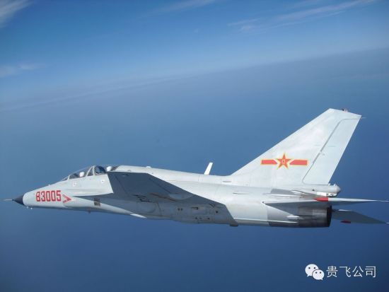 贵飞官方微信平台在其《中航工业贵飞山鹰飞机荣获国家科技进步二等奖》的文章中,首次公开了采用DSI进气道的新型“山鹰”教练机,编号83005,采用常规的青灰色涂装,与早前曝光的红色涂装明显不同 资料图:贵飞官方微信平台在其《中航工业贵飞山鹰飞机荣获国家科技进步二等奖》的文章中,首次公开了采用DSI进气道的新型“山鹰”教练机,编号83005,采用常规的青灰色涂装,与早前曝光的红色涂装明显不同
