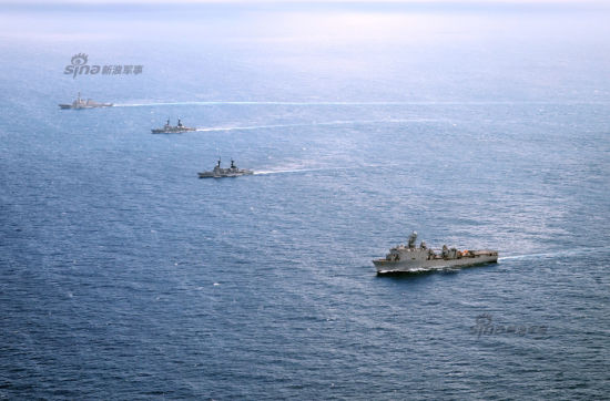 2014年6月28日,中国南海海域,美国海军与菲律宾海军正在进行联合海上军演。演习中,菲律宾出动了两艘最新服役的美国二手巡逻舰,PF-15皮拉尔号与PF-16拉蒙-阿尔卡拉斯号。这也是菲律宾海军目前仅有的两艘大型战舰。 资料图:2014年6月28日,中国南海海域,美国海军与菲律宾海军正在进行联合海上军演。演习中,菲律宾出动了两艘最新服役的美国二手巡逻舰,PF-15皮拉尔号与PF-16拉蒙-阿尔卡拉斯号。这也是菲律宾海军目前仅有的两艘大型战舰。