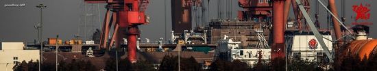 日前,中国建造的一艘大型水面执法舰船成功下水,引起不小轰动。这艘编号“2901”的执法船刷涂了中国海警的标志,从大小上看排水量已达万吨级别。近日,网络上曝光的图片显示,在2901船的背后,还有一艘大型舰船也正在建造。从外观上一些特征来看,该船船型与“2901”船基本一致,很有可能是中国第2艘万吨级海警船。(图片鸣谢:好孩子) 日前,中国建造的一艘大型水面执法舰船成功下水,引起不小轰动。这艘编号“2901”的执法船刷涂了中国海警的标志,从大小上看排水量已达万吨级别。近日,网络上曝光的图片显示,在2901船的背后,还有一艘大型舰船也正在建造。从外观上一些特征来看,该船船型与“2901”船基本一致,很有可能是中国第2艘万吨级海警船。(图片鸣谢:好孩子)