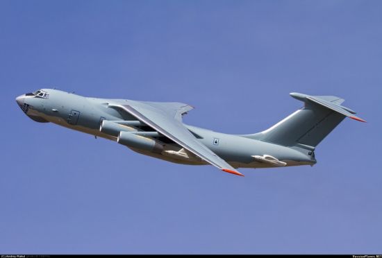 据国外军事网站russianplanes 3月25日最新发布的照片显示,一架疑似为中国空军部队建造的伊尔-78大型空中加油机正在试飞。这张照片中,一架正在试飞的伊尔-78加油机刷涂了与中国空军伊尔-76新式涂装十分相似图案。该涂装很有特点,上蓝下白,在机体前端有波浪状的边缘。 资料图:据国外军事网站russianplanes 3月25日最新发布的照片显示,一架疑似为中国空军部队建造的伊尔-78大型空中加油机正在试飞。这张照片中,一架正在试飞的伊尔-78加油机刷涂了与中国空军伊尔-76新式涂装十分相似图案。该涂装很有特点,上蓝下白,在机体前端有波浪状的边缘。