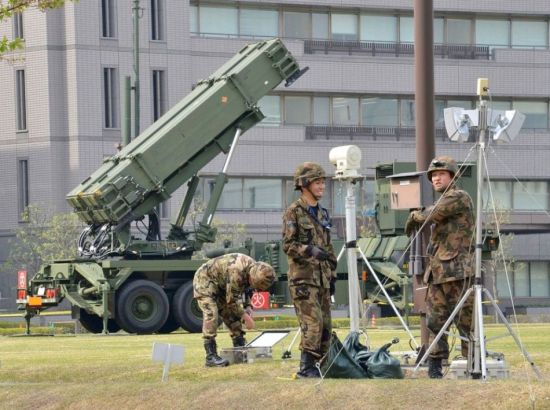 2013年4月9日,日本航空自卫队爱国者PAC-3反导防空导弹部队进入东京部署在防卫省大院内。此举是为了应对朝鲜导弹威胁。日本爱国者部队一般都部署在东京周边地区。图中两名自卫队员面带笑容架设装备,心态还真不错。可能都没把朝鲜这事儿当回事儿! 资料图:2013年4月9日,日本航空自卫队爱国者PAC-3反导防空导弹部队进入东京部署在防卫省大院内。此举是为了应对朝鲜导弹威胁。日本爱国者部队一般都部署在东京周边地区。图中两名自卫队员面带笑容架设装备,心态还真不错。可能都没把朝鲜这事儿当回事儿!
