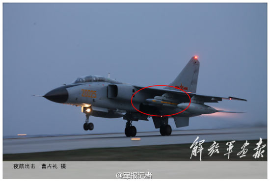 近日,沈空航空兵某师组织整建制实兵实装拉动演练,战机编队呼啸升空远程打击。图为夜航出击。 资料图:近日,沈空航空兵某师组织整建制实兵实装拉动演练,战机编队呼啸升空远程打击。图为夜航出击。