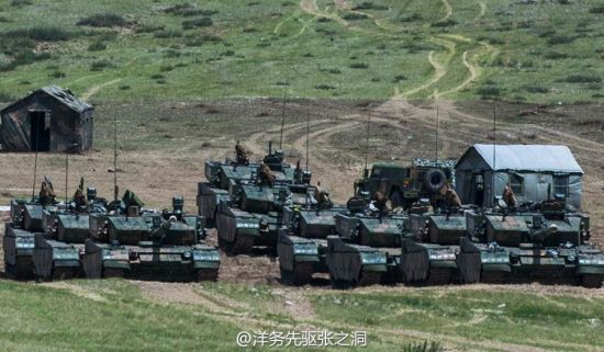 解放军9辆99大改主战坦克集结场面震撼壮观 资料图:解放军9辆99大改主战坦克集结场面震撼壮观
