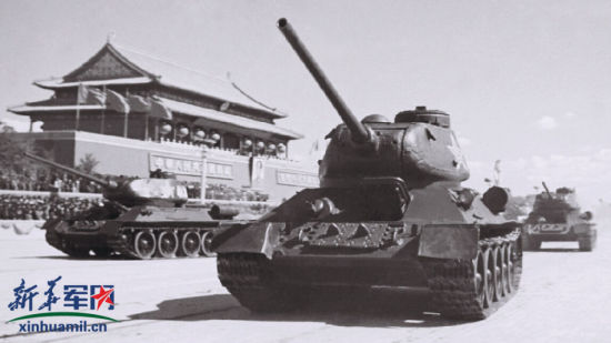 1951年受阅的坦克方队。从苏联引进的T-34中型坦克首次出现在天安门广场。 1951年受阅的坦克方队。从苏联引进的T-34中型坦克首次出现在天安门广场。