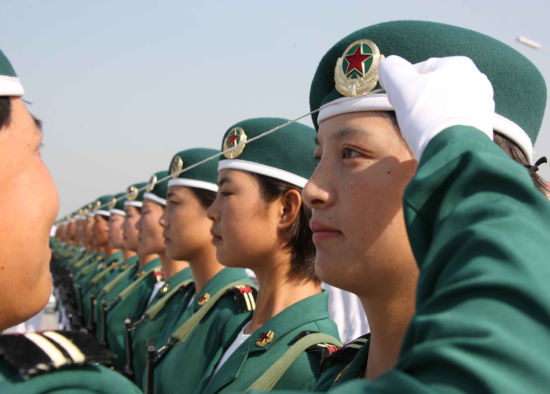 在阅兵村,预备役和女民兵两个方队格外引人注目。这些主要由普通社会青年组成的方队中,有的来自国有大型企业的工人,有的是来自个体经营者;有的是国家企事业人员,有的来自大学生“村官”,还有的是商场服务员,“的哥”、邮递员、消防员……他们不仅是首都经济建设一线的骨干,还是民兵和役备部队的中坚力量,成为在阅兵村里也是一道独特的风景。 在阅兵村,预备役和女民兵两个方队格外引人注目。这些主要由普通社会青年组成的方队中,有的来自国有大型企业的工人,有的是来自个体经营者;有的是国家企事业人员,有的来自大学生“村官”,还有的是商场服务员,“的哥”、邮递员、消防员……他们不仅是首都经济建设一线的骨干,还是民兵和役备部队的中坚力量,成为在阅兵村里也是一道独特的风景。