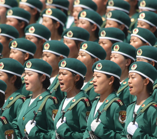 国庆60周年阅兵方阵中有三支“娘子军”:三军女兵方队、女民兵方队、女飞行员梯队。这是新中国历次阅兵中女兵方队最多的一次,其中三军女兵方队和女飞行员梯队是首次参加。 国庆60周年阅兵方阵中有三支“娘子军”:三军女兵方队、女民兵方队、女飞行员梯队。这是新中国历次阅兵中女兵方队最多的一次,其中三军女兵方队和女飞行员梯队是首次参加。