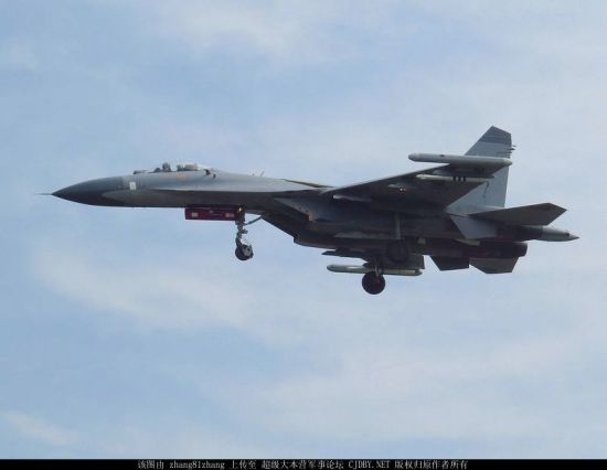 近日,网络上曝光了一组中国空军歼-10与歼-11战斗机进行空中对抗训练的画面。可以看到战斗场面十分激烈,歼-10战斗机突然做出大机动左转意图摆脱后方歼-11战斗机的锁定,歼-11也同时减速向右下方大角度机动,欲内切再次获得攻击占位。(鸣谢:超大军事 zhang81zhang) 资料图:近日,网络上曝光了一组中国空军歼-10与歼-11战斗机进行空中对抗训练的画面。可以看到战斗场面十分激烈,歼-10战斗机突然做出大机动左转意图摆脱后方歼-11战斗机的锁定,歼-11也同时减速向右下方大角度机动,欲内切再次获得攻击占位。(鸣谢:超大军事 zhang81zhang)