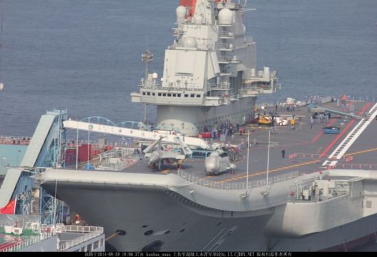 2014年4月中旬,中国海军首艘航母辽宁舰返回大连船厂进行例行维护作业。经过4个多月,于8月31日离开大连港,返回青岛母港。本图集为网友们对辽宁舰在维护期间拍摄的不同时间的维护进度照。(图片来源:ZTCD 蓝鲨小队等) 资料图:2014年4月中旬,中国海军首艘航母辽宁舰返回大连船厂进行例行维护作业。经过4个多月,于8月31日离开大连港,返回青岛母港。本图集为网友们对辽宁舰在维护期间拍摄的不同时间的维护进度照。(图片来源:ZTCD 蓝鲨小队等)