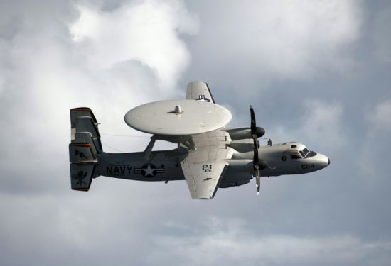 E-2C的圆盘状雷达天线尺寸大、重量沉 E-2C的圆盘状雷达天线尺寸大、重量沉