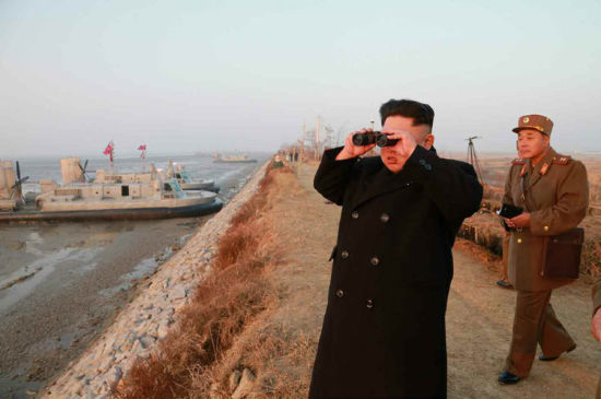 金正恩指导朝军练登陆作战 大批气垫船冲上滩 资料图:金正恩指导朝军练登陆作战,大批气垫船冲上滩。