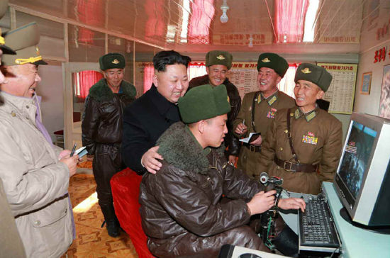 金正恩视察空军“敢死队” 首见飞行模拟系统 金正恩视察空军“敢死队” 首见飞行模拟系统