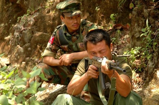 2012年5月16-17日，西方记者拍到的缅甸克钦独立军部队照片。图中克钦独立军士兵装备了中国制81-1式步枪、重机枪等武器。