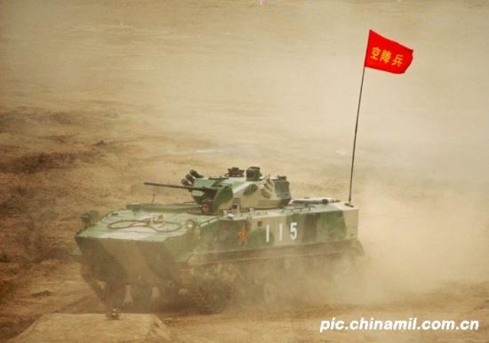中原大地某黄河滩头,上演了一场精彩的空降“立体战”:天上,伞兵突击车、伞兵突击队员多路成批次空降如同璀璨的群星;地面,摩步兵、防空兵、电子对抗兵、工兵等诸多兵种斗智斗勇……空降兵某部首次组织的大规模空降综合战术演练取得圆满成功,标志着该部转观念、立标准、改模式、建系统,狠抓“三项整治”,促进了科学发展观在部队落地生根。来自空军机关、部队、院校的300余名将校军官观摩后称赞:大开眼界! 资料图:中原大地某黄河滩头,上演了一场精彩的空降“立体战”:天上,伞兵突击车、伞兵突击队员多路成批次空降如同璀璨的群星;地面,摩步兵、防空兵、电子对抗兵、工兵等诸多兵种斗智斗勇……空降兵某部首次组织的大规模空降综合战术演练取得圆满成功,标志着该部转观念、立标准、改模式、建系统,狠抓“三项整治”,促进了科学发展观在部队落地生根。来自空军机关、部队、院校的300余名将校军官观摩后称赞:大开眼界!